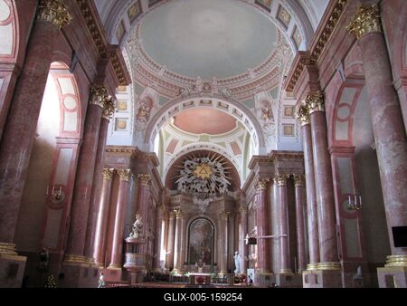 Szombathely (Hungary), 12 September 2016The interior of the Cathedral of Szombathely.A Sarlós Boldogasszony Székesegyház Nagytemplom belseje.-stock-foto