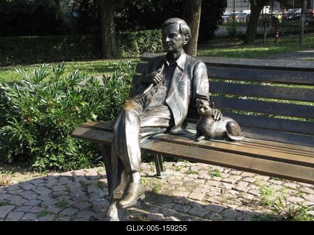 Szombathely (Hungary), 12 September 2016Sándor Weöres Hungarian poet, writer, translator, literary scholar statue. Weöres Sándor magyar költõ, író, mûfordító, irodalomtudós szobra. Veres Gábor 2007-ben készült alkotása.-stock-foto