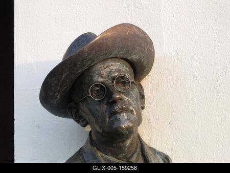 Szombathely (Hungary), 11 September 2016The statue of irish writer and poet James Joyce.Az ír költõ és író, James Joyce szobra. Veres Gábor 2004-ben készült alkotása.-stock-foto