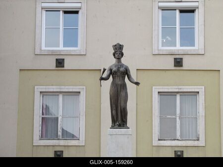 Szombathely (Hungary), 11 September 2016The statue of Goddess Tyche upon the Savaria fountain. Savaria was the colony of the Roman Empire.Tyche istennõ szobra a Fõ téri Savaria kút felett. Savaria a római birodalom gyarmata volt.A kútszobrot Marton László alkotta 1955-ben.-stock-foto