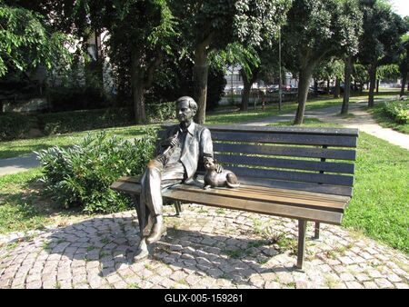 Szombathely (Hungary), 12 September 2016Sándor Weöres Hungarian poet, writer, translator, literary scholar statue. Weöres Sándor magyar költõ, író, mûfordító, irodalomtudós szobra. Veres Gábor 2007-ben készült alkotása.-stock-foto