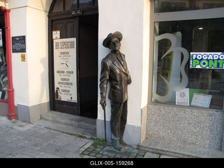 Szombathely (Hungary), 11 September 2016The statue of irish writer and poet James Joyce.Az ír költõ és író, James Joyce szobra. Veres Gábor 2004-ben készült alkotása.-stock-foto