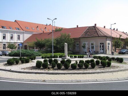 Szombathely (Hungary), 12 September 2016The Batthyány square with a roman column.A  Batthyány tér egy római oszloppal.-stock-foto