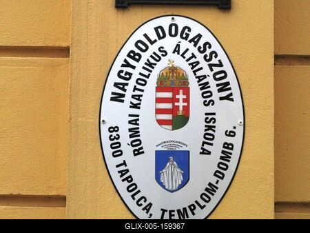 Tapolca - Katolikus iskola névtáblája-stock-foto