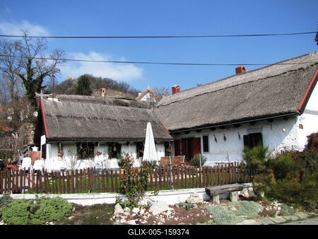 Szigliget - Nádfedeles házak és vár-stock-foto