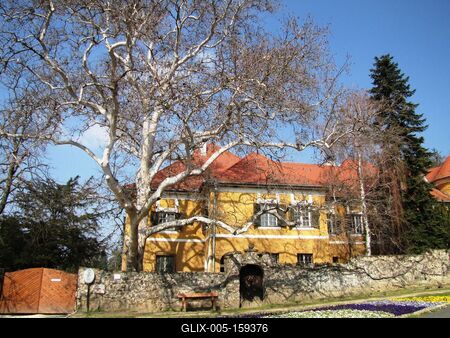 Szigliget - Esterházy kastély és platánfa-stock-foto