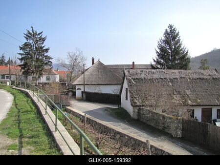 Szigliget - Nádfedeles házak-stock-foto