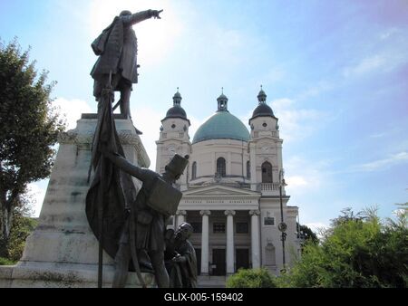 Cegléd: Szabadság tér, református templom, Kossuth szobor-stock-foto