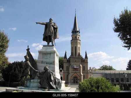 Cegléd: Szabadság tér, evangélikus templom, Kossuth szobor-stock-foto