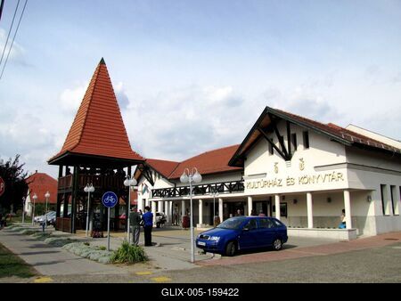 Ceglédbercel - Kultúrház és könyvtár-stock-foto