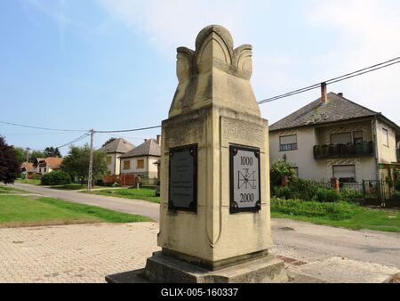 Galgagyörk - Millenniumi emlékoszlop-stock-foto