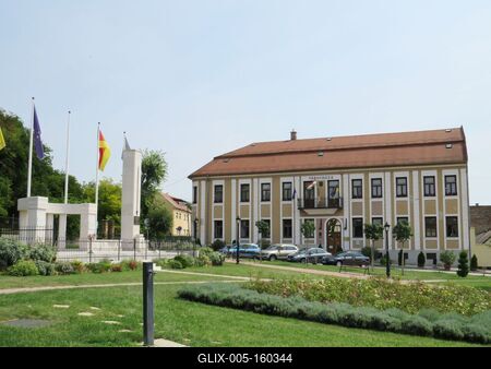 Aszód - Városháza és hõsök emlékmûve-stock-foto