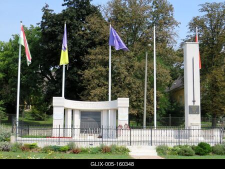 Aszód _ hõsök emlékmûve-stock-foto