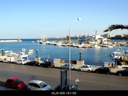 Jachtkikötõ - Bari - Tengerparti sétány-stock-foto