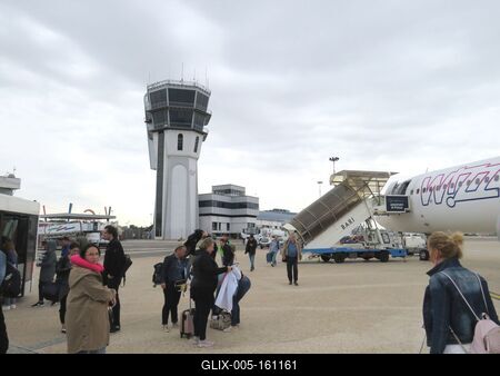 Repülõgép utasok Bari repülõterén-stock-foto