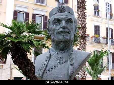 I. Miklós montenegrói király mellszobra Bariban-stock-foto