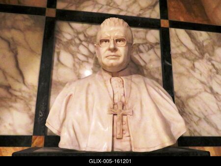 Enrico Nicodemo bari érsek mellszobra-stock-foto