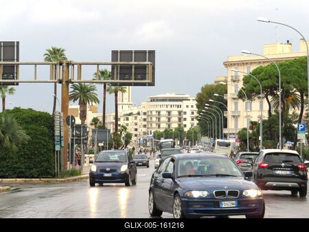 Bari - belvárosi forgalom-stock-foto