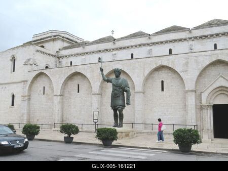 Barlettai kolosszus és Szent sír templom-stock-foto