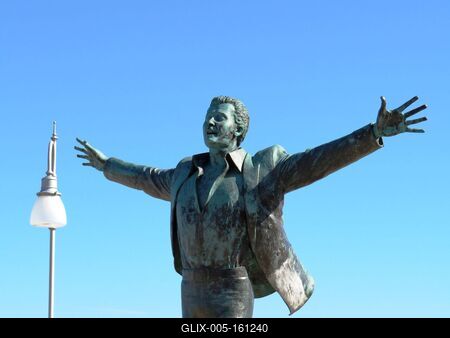 Domenico Modugno szobra az Adriai-tenger partján-stock-foto