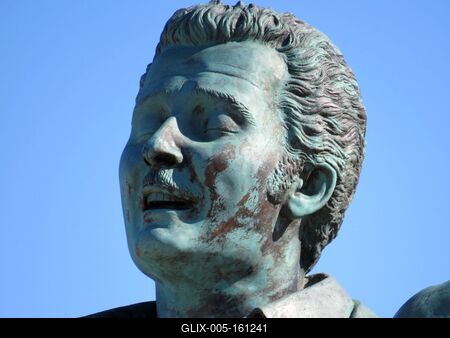 Domenico Modugno szobra az Adriai-tenger partján-stock-foto