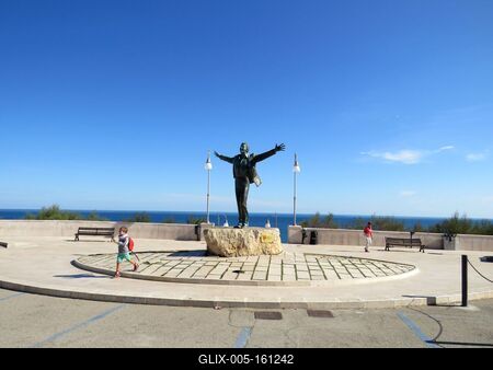 Domenico Modugno szobra az Adriai-tenger partján-stock-foto