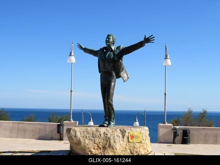 Domenico Modugno szobra az Adriai-tenger partján-stock-foto