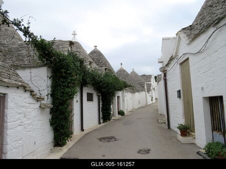 Alberobellói utca trullókkal - Olaszország-stock-foto