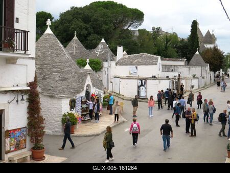 Alberobello - Turisták - Trullók - Olaszország-stock-foto