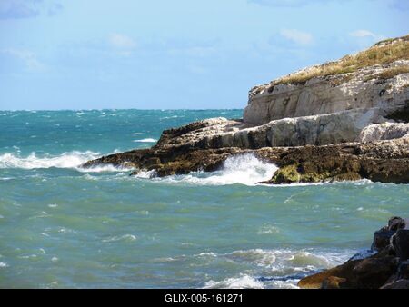 Az Adriai-tenger Vieste sziklás partjánál-stock-foto