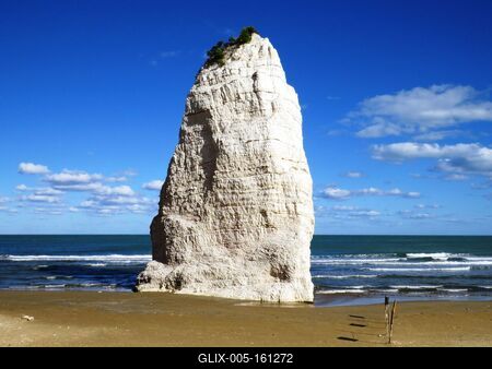A Pizzomunno szikla a Gargano-félsziget csücskében-stock-foto