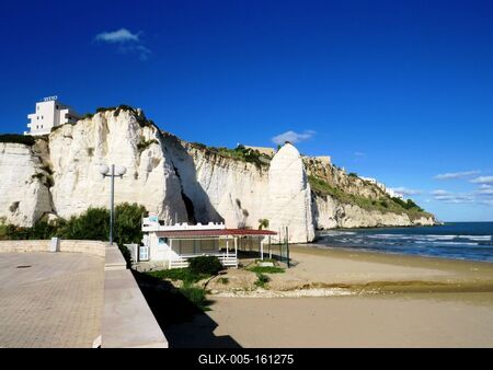 Az Adriai-tenger a Gargano-félsziget csücskénél - Vieste-stock-foto