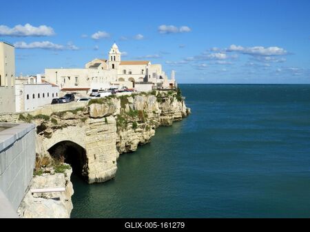 Az Adriai-tenger a Gargano-félsziget lábánál - Vieste-stock-foto