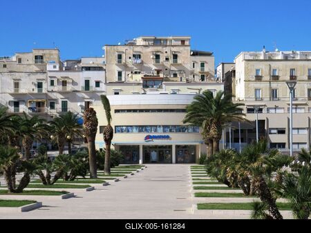 Sétány Viestében - Gargano-félsziget - Olaszország-stock-foto