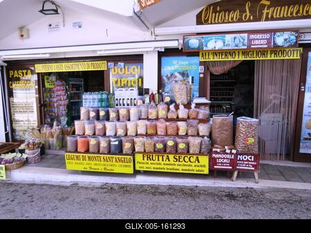 Boltok az olaszországi Monte S. Angelo-ban-stock-foto