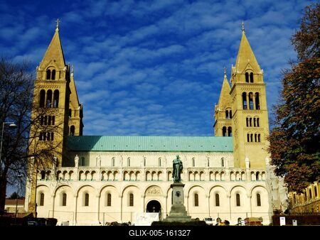 Pécs - Dóm és Szepessy Ignácz szobor-stock-foto