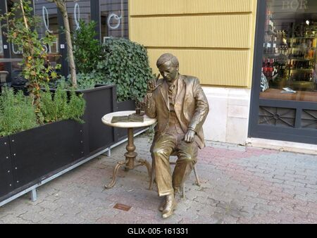 Weöres Sándor szobra Pécsett-stock-foto