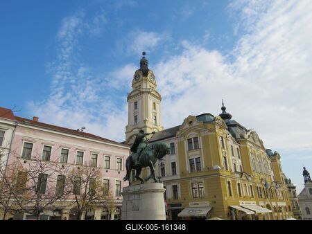 Pécs - Hunyadi János szobra és a Városháza-stock-foto