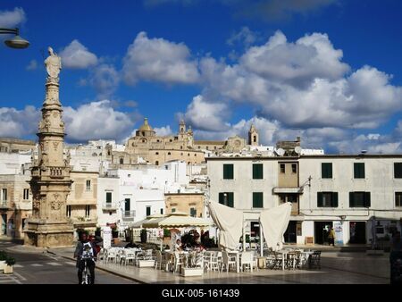 Ostuni központja - Sant' Oronzo obeliszk - Olaszország-stock-foto