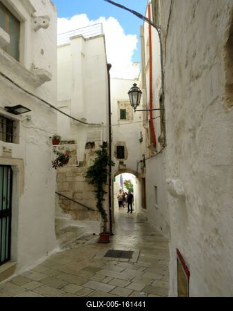 Sikátor Ostuni történelmi központjában - Olaszország-stock-foto