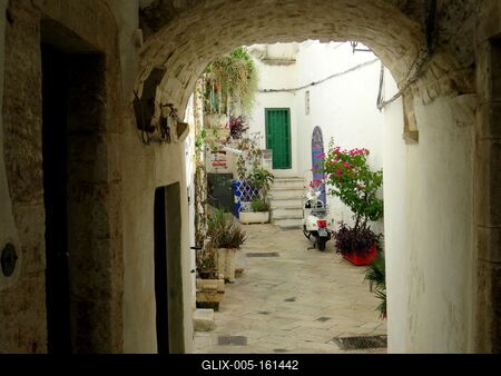 Sikátor Ostuni történelmi központjában - Olaszország-stock-foto