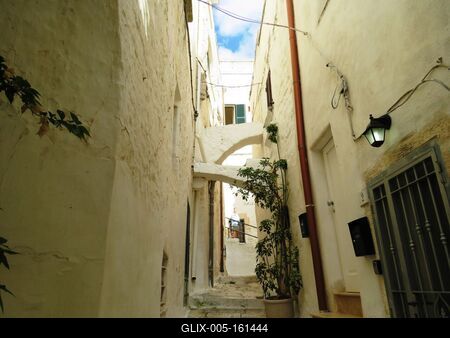 Sikátor Ostuni történelmi központjában - Olaszország-stock-foto
