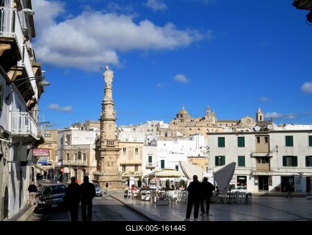 Ostuni városközpontja a Sant' Oronzo obeliszkkel - Olaszország-stock-foto