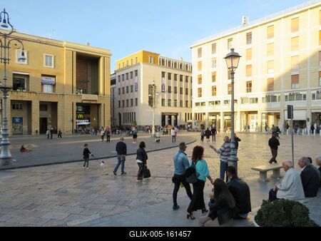 Lecce fõterén sétáló emberek - Olaszország-stock-foto