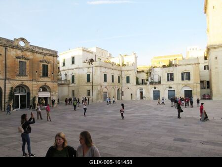 Lecce - Dóm tér turistákkal - Olaszország-stock-foto