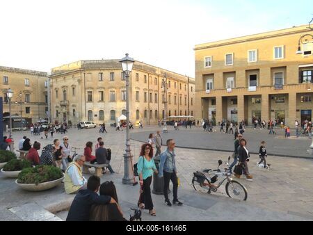 Lecce- Emberek a fõtéren - Olaszország-stock-foto