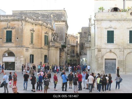 Lecce - Dóm tér turistákkal - Olaszország-stock-foto