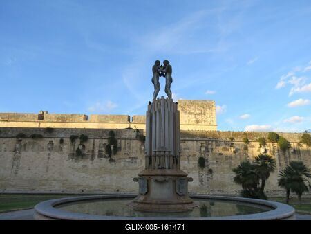 Lecce - Harmónia kút és V. Károly vára-stock-foto