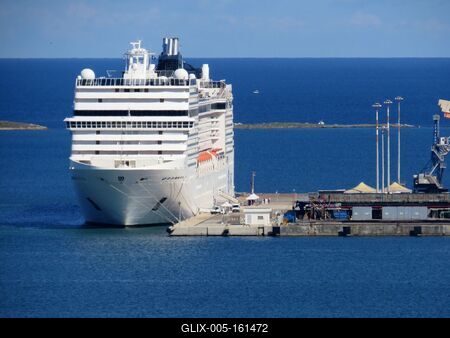 Komphajó Brindisi kikötõjében-stock-foto