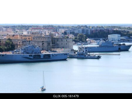 Hadihajók Brindisi kikötõjében - Olaszország-stock-foto